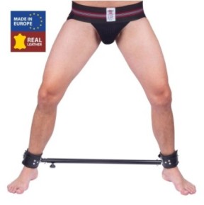 Barre en métal réglable avec menottes en cuir - 65 à 120cm- Bondage & Attaches en stock sur Fun et plaisirs